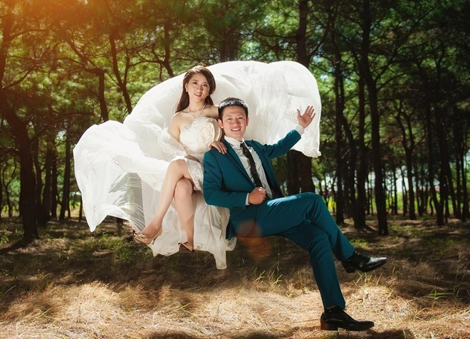 Thiện đang là chiến sĩ cơ động của cơ động Gia Lai, Phú là nhân viên lễ tân của một studio ảnh cưới. Hôn lễ của cặp đôi sẽ được tiến hành vào ngày 30/12/2014. Cặp đôi Gia Lai lạc vào xứ thần tiên với ảnh bay độc đáo