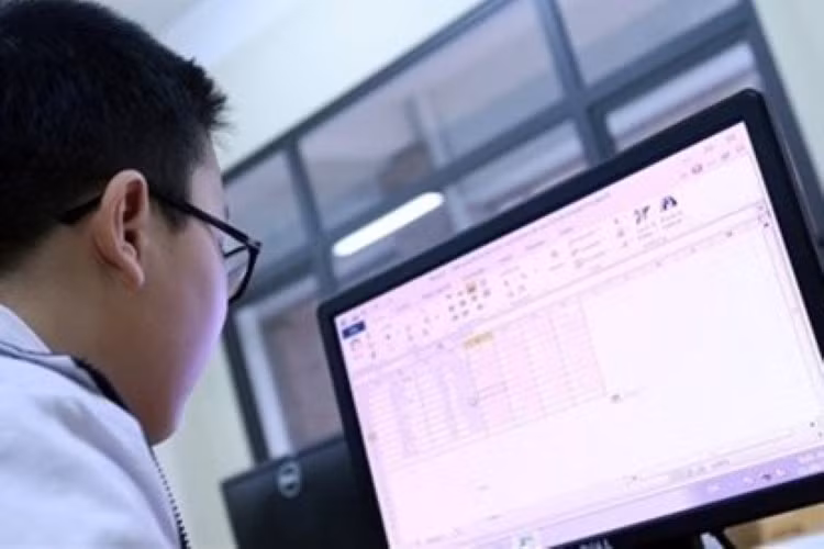 Học sinh lớp 9 ôn thi trực tuyến tại nhà.