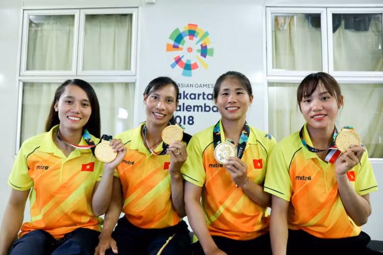 Lường Thị Thảo (bên phải ảnh) cùng các đồng đội giành HCV ASIAD 18.