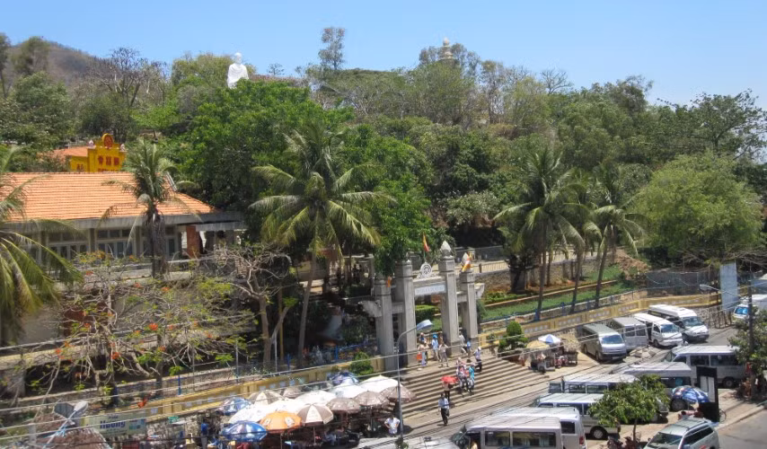 Thích Ca Phật Đài trên đồi Trại Thủy, Nha Trang. Ảnh: Phanxipăng
