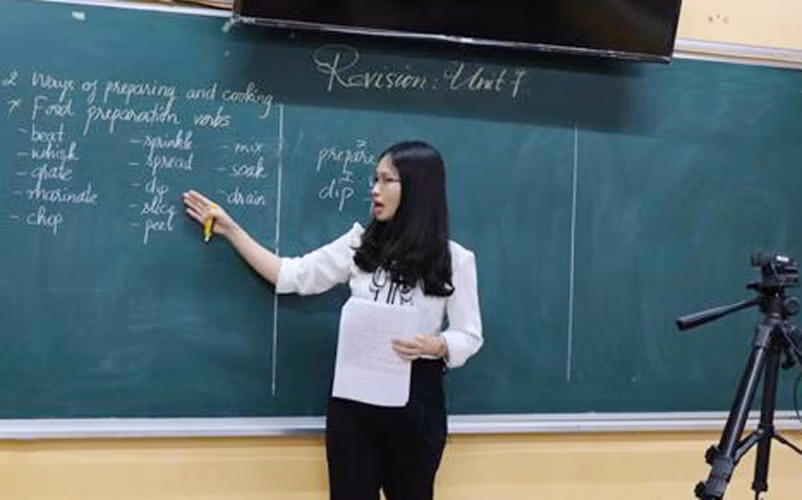 Giáo viên sử dụng nhiều phương án kết hợp công nghệ để ôn thi cho học sinh.