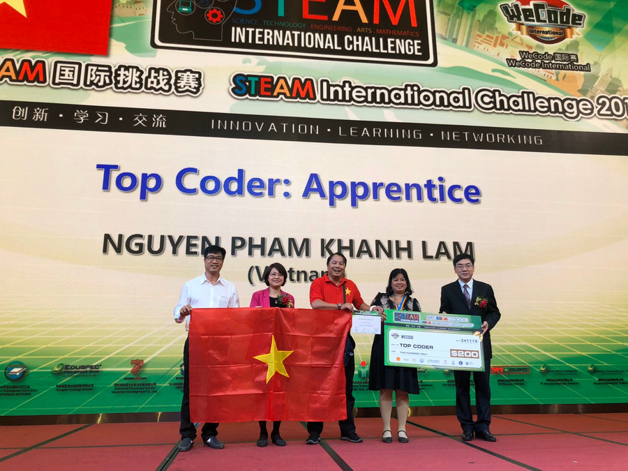 Em Nguyễn Phạm Khánh Lam (Trường TH Bình Thủy) vượt qua 300 bài gửi dự thi của các thí sinh từ các quốc gia và đạt giải Vô địch Wecode. Em Nguyễn Phạm Khánh Lam (Trường TH Bình Thủy) vượt qua 300 bài gửi dự thi của các thí sinh từ các quốc gia và đạt giải Vô địch Wecode.