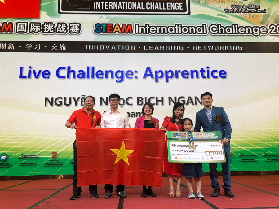 Em Nguyễn Ngọc Bích Ngân (Trường TH Bình Thủy) nhận giải Top coder (Vô địch lập trình Wecode). Em Nguyễn Ngọc Bích Ngân (Trường TH Bình Thủy) nhận giải Top coder (Vô địch lập trình Wecode).