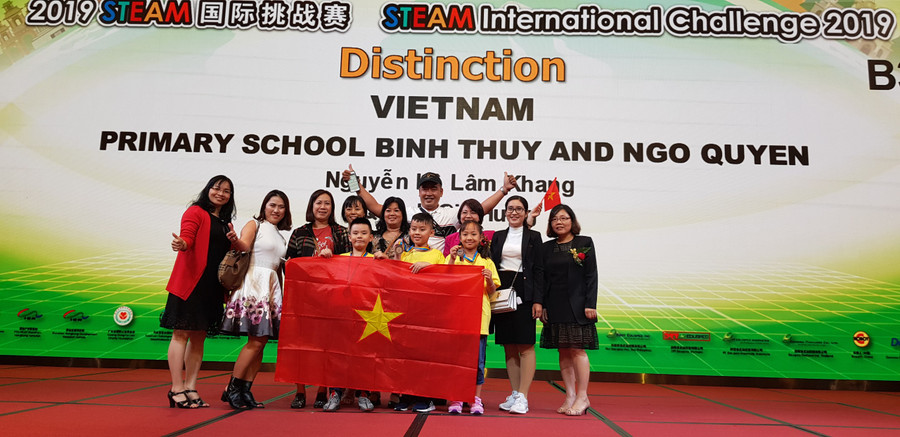 Em Nguyễn Lê Lâm Khang (TH Ngô Quyền), Quách Gia Hưng và Đỗ Minh Khuê (TH Bình Thủy) đạt giải Distinction (tương đương giải 3) Robothon. Em Nguyễn Lê Lâm Khang (TH Ngô Quyền), Quách Gia Hưng và Đỗ Minh Khuê (TH Bình Thủy) đạt giải Distinction (tương đương giải 3) Robothon.