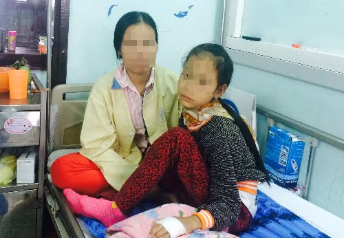 Trẻ bị tiểu đường đang được điều trị tại khoa Nội tiết - Chuyển hóa - Di truyền, Bệnh viện nhi Trung ương. Ảnh: Lê Mai.
