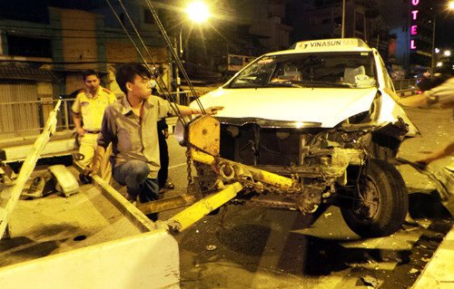 Xe taxi được kéo khỏi hiện trường. Ảnh: An Nhơn