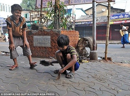 Nghề “quét cát tìm vàng” trên đường phố