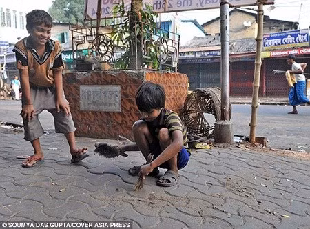 Nghề “quét cát tìm vàng” trên đường phố