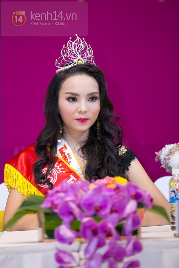 MC Kỳ Duyên ngỡ ngàng vì bị gọi tên khắp nơi, Tân Hoa hậu đóng Facebook 3 MC Kỳ Duyên ngỡ ngàng vì bị gọi tên khắp nơi, Tân Hoa hậu đóng Facebook 3