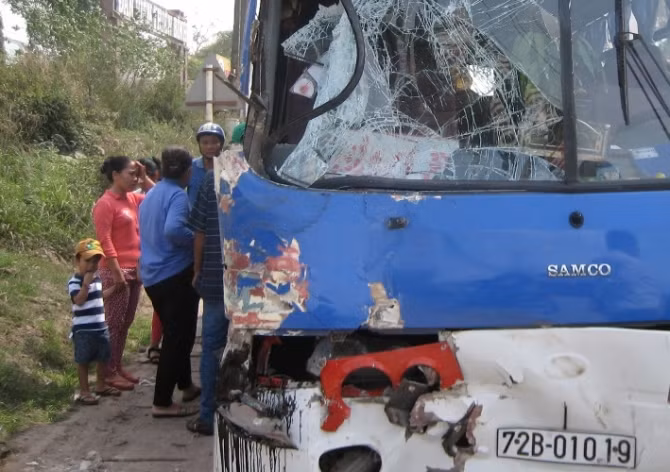 Đầu xe khách bị bể nát.
