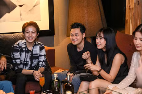 Quang Vinh va nhieu nghe si bi fan cua Chi Pu nhan tin 