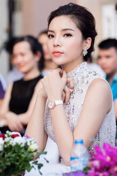 Ky Duyen lay lai phong do sau scandal chon sai kieu toc - Anh 2