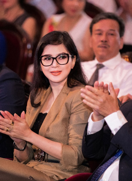 Diễn viên Thủy Tiên sang trọng, thanh lịch trong lễ vinh danh - Ảnh 4 Dien vien Thuy Tien sang trong, thanh lich trong le vinh danh - Anh 4
