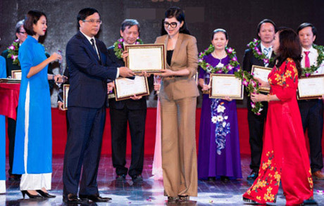 Diễn viên Thủy Tiên sang trọng, thanh lịch trong lễ vinh danh - Ảnh 7 Dien vien Thuy Tien sang trong, thanh lich trong le vinh danh - Anh 7