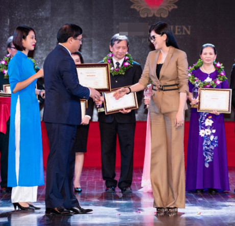 Diễn viên Thủy Tiên sang trọng, thanh lịch trong lễ vinh danh - Ảnh 5 Dien vien Thuy Tien sang trong, thanh lich trong le vinh danh - Anh 5