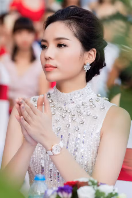 Ky Duyen lay lai phong do sau scandal chon sai kieu toc - Anh 1