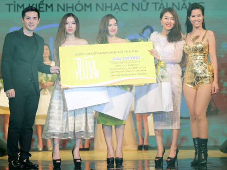 Đông Nhi trượt chân, té ngã trên sân khấu - Ảnh 8 Dong Nhi truot chan, te nga tren san khau - Anh 8