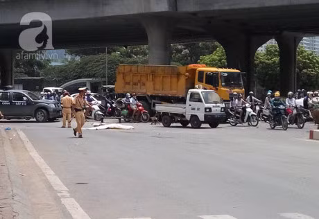Ha Noi: Lai xe “ho vo” tong chet nguoi bo chay 4km thi bi bat giu - Anh 2