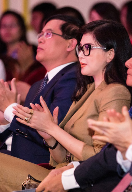 Diễn viên Thủy Tiên sang trọng, thanh lịch trong lễ vinh danh - Ảnh 3 Dien vien Thuy Tien sang trong, thanh lich trong le vinh danh - Anh 3