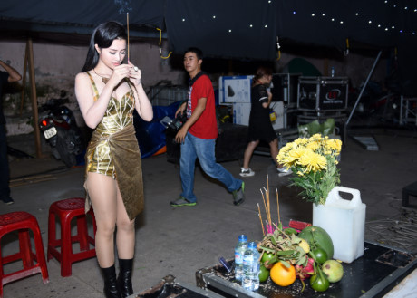 Đông Nhi trượt chân, té ngã trên sân khấu - Ảnh 1 Dong Nhi truot chan, te nga tren san khau - Anh 1