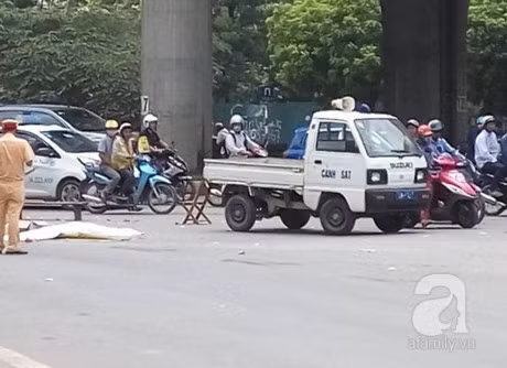 Ha Noi: Lai xe “ho vo” tong chet nguoi bo chay 4km thi bi bat giu - Anh 1