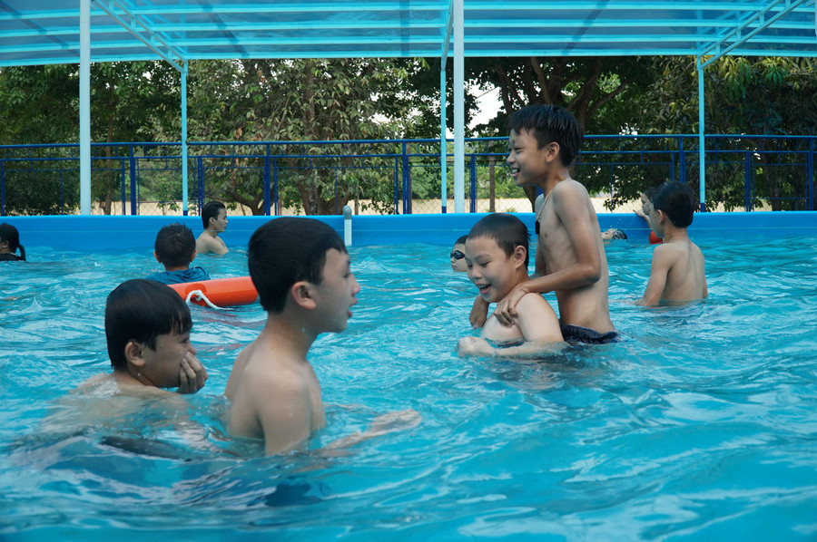 Nhiều trường học phối hợp với trung tâm thể thao, văn hóa đưa dạy bơi, môn năng khiếu vào dạy cho trò. Nhiều trường học phối hợp với trung tâm thể thao, văn hóa đưa dạy bơi, môn năng khiếu vào dạy cho trò.