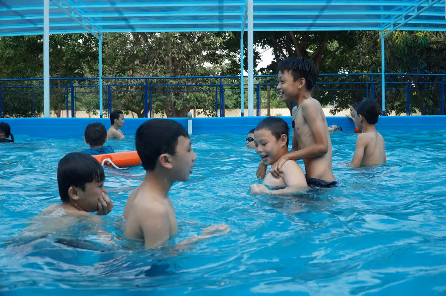 Nhiều trường học phối hợp với trung tâm thể thao, văn hóa đưa dạy bơi, môn năng khiếu vào dạy cho trò. Nhiều trường học phối hợp với trung tâm thể thao, văn hóa đưa dạy bơi, môn năng khiếu vào dạy cho trò.