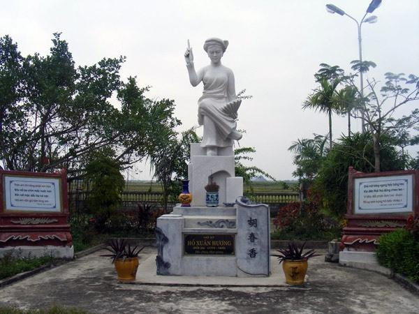 Tượng Bà chúa thơ Nôm Hồ Xuân Hương, một trong những người thành danh của làng Quỳnh, được dựng trong khu tưởng niệm nữ sĩ tại làng Quỳnh. Tượng Bà chúa thơ Nôm Hồ Xuân Hương, một trong những người thành danh của làng Quỳnh, được dựng trong khu tưởng niệm nữ sĩ tại làng Quỳnh.