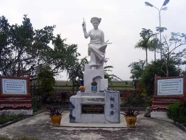 Tượng Bà chúa thơ Nôm Hồ Xuân Hương, một trong những người thành danh của làng Quỳnh, được dựng trong khu tưởng niệm nữ sĩ tại làng Quỳnh. Tượng Bà chúa thơ Nôm Hồ Xuân Hương, một trong những người thành danh của làng Quỳnh, được dựng trong khu tưởng niệm nữ sĩ tại làng Quỳnh.