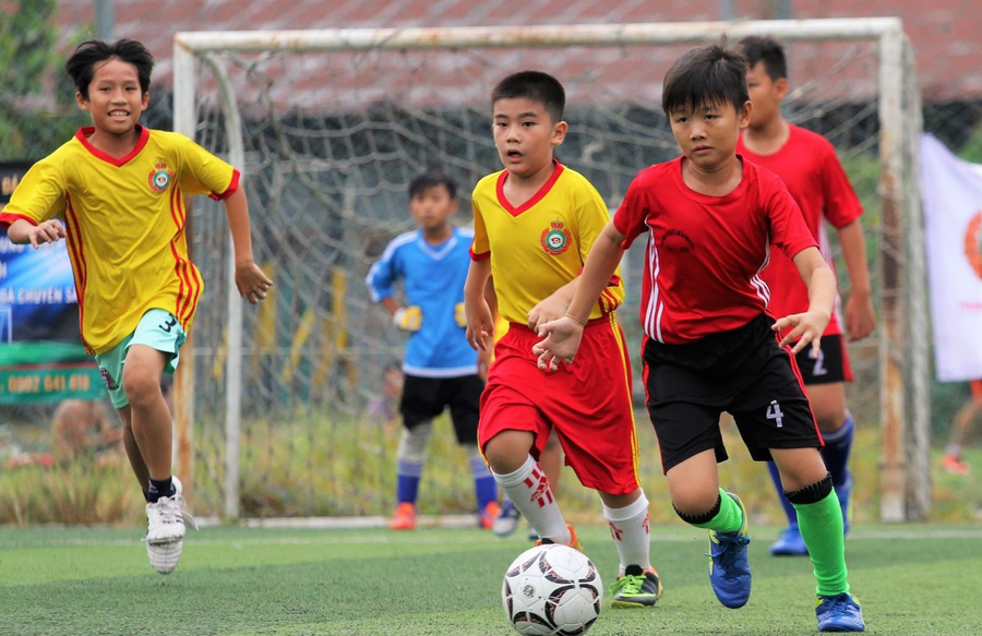 Vận động ngày hè giúp trẻ cân bằng tinh thần, phát triển thể chất. Ảnh: IT Vận động ngày hè giúp trẻ cân bằng tinh thần, phát triển thể chất. Ảnh: IT