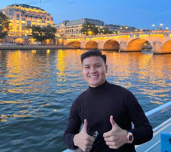 Quang Hải bên bờ sông Seine ở Pháp. Quang Hải bên bờ sông Seine ở Pháp.