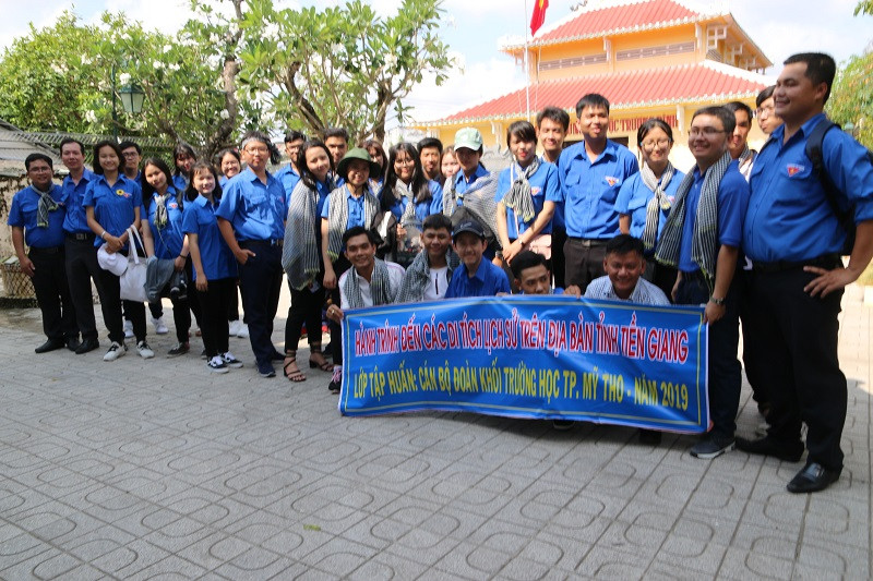 Chụp ảnh lưu niệm trước nhà thờ Anh hùng dân tộc Trương Định