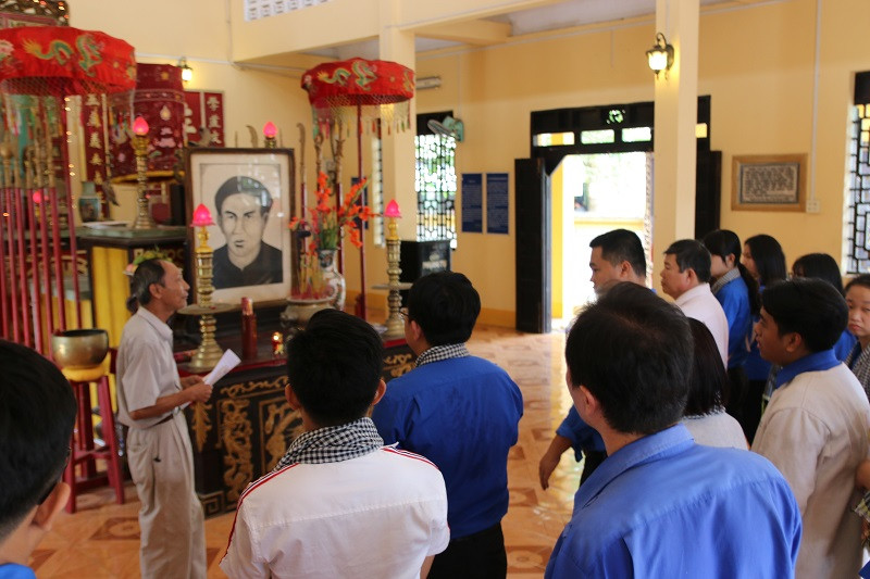 Cùng nhau thắp hương viếng Anh hùng dân tộc Trương Định