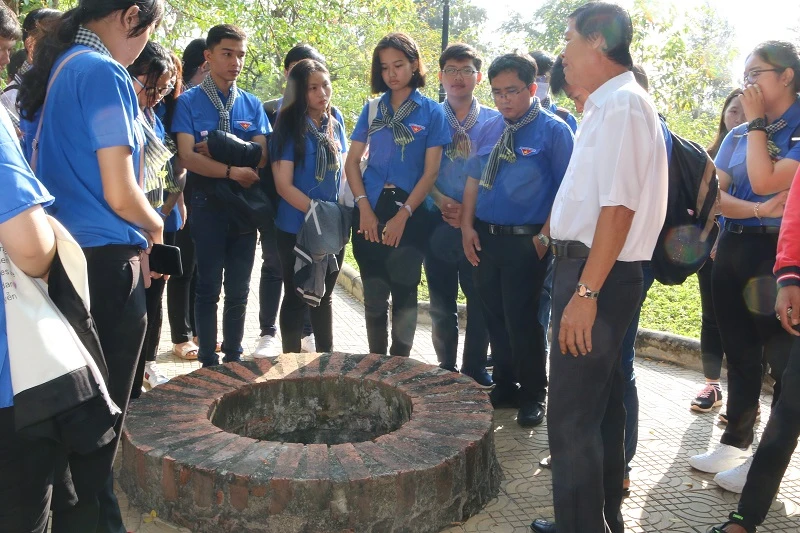 Đoàn đến thăm giếng cổ tại Lăng Hoàng Gia