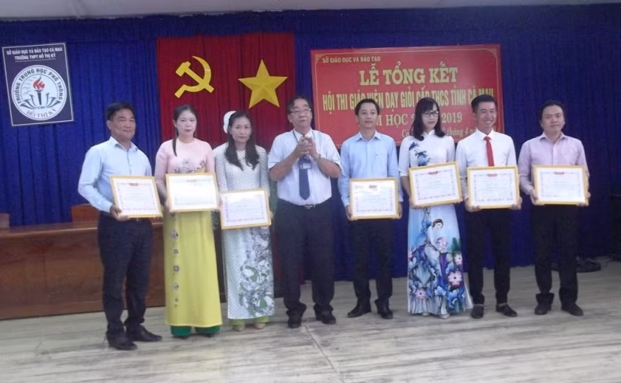 Phó GĐ Sở GD&ĐT Cà Mau Lê Thanh Liêm trao giấy khen cho giáo viên đạt thành tích xuất sắc tại hội thi