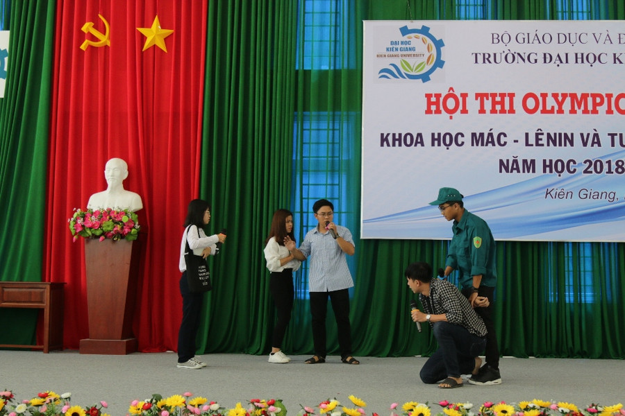 Các thí sinh tranh tài ở phần thi tiểu phẩm