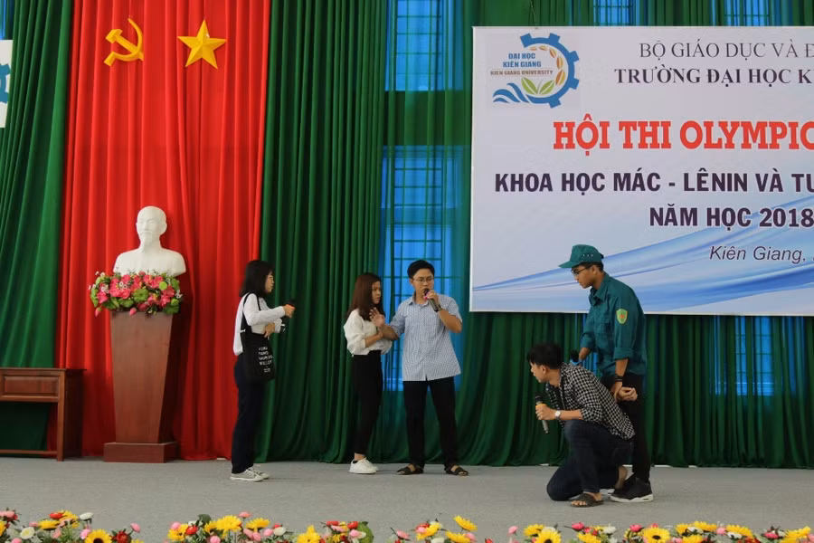 Các thí sinh tranh tài ở phần thi tiểu phẩm