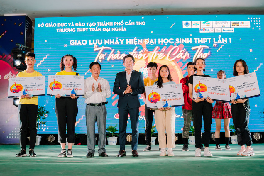 Ông Nguyễn Thành Luân (giữa) - Trưởng ban tuyển sinh Trường Đại học Greenwich (Việt Nam) - Cơ sở Cần Thơ trao thưởng cho các đội nhảy. Ông Nguyễn Thành Luân (giữa) - Trưởng ban tuyển sinh Trường Đại học Greenwich (Việt Nam) - Cơ sở Cần Thơ trao thưởng cho các đội nhảy.