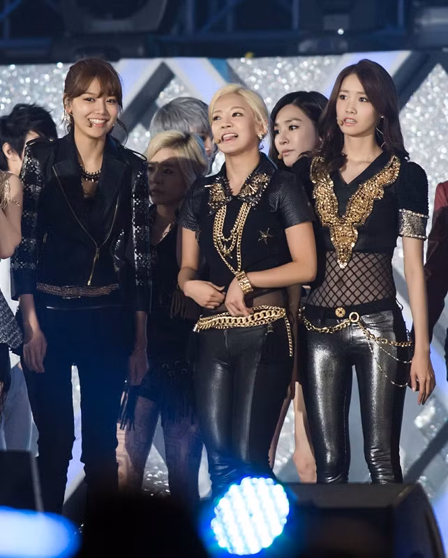 12 nữ thần tượng K-POP có chiều cao khiêm tốn nhất ảnh 3