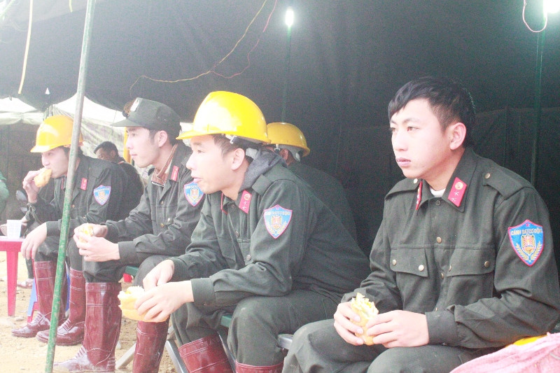 “Ăn đứng, ngủ ngồi” dồn sức giải cứu 12 công nhân mắc kẹt ảnh 8 Mì tôm, bánh mì lót dạ cứu các nạn nhân bị mắc kẹt.