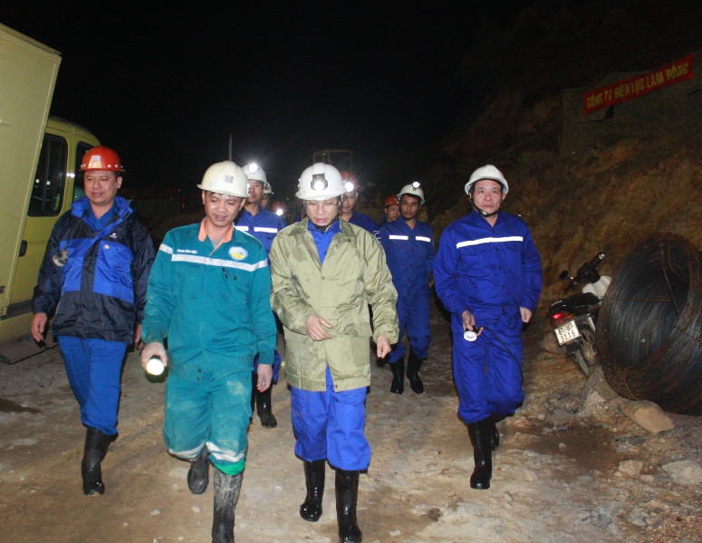3h sáng 19/12, các lực lượng cứu hộ vẫn tích cực thay phiên vào hầm cứu giải cứu các nạn nhân