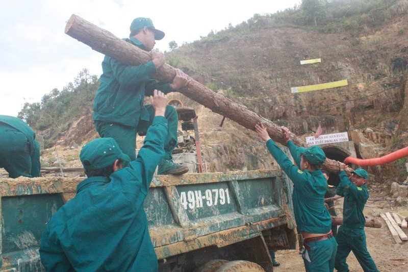 “Ăn đứng, ngủ ngồi” dồn sức giải cứu 12 công nhân mắc kẹt ảnh 5 Mì tôm, bánh mì lót dạ cứu các nạn nhân bị mắc kẹt.