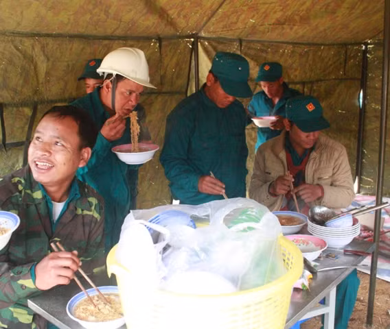 Mì tôm, bánh mì lót dạ cứu các nạn nhân bị mắc kẹt.