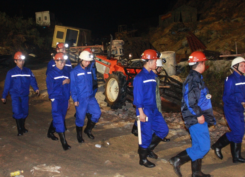 “Ăn đứng, ngủ ngồi” dồn sức giải cứu 12 công nhân mắc kẹt ảnh 2 3h sáng 19/12, các lực lượng cứu hộ vẫn tích cực thay phiên vào hầm cứu giải cứu các nạn nhân