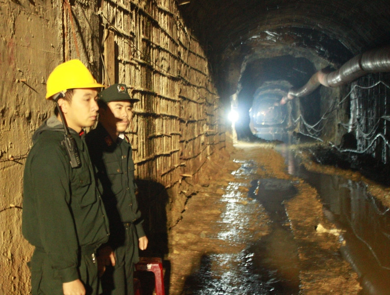 “Ăn đứng, ngủ ngồi” dồn sức giải cứu 12 công nhân mắc kẹt ảnh 3 Tranh thủ nghỉ ngơi
