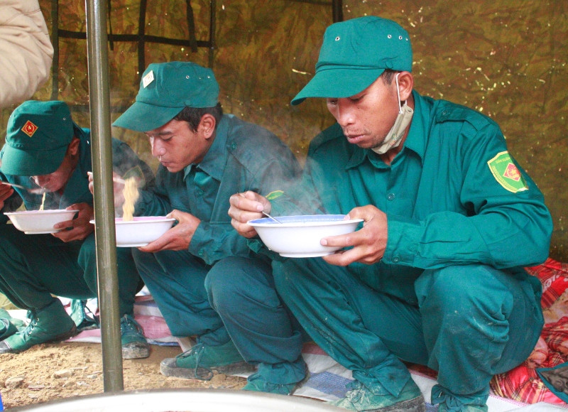 “Ăn đứng, ngủ ngồi” dồn sức giải cứu 12 công nhân mắc kẹt ảnh 7 Mì tôm, bánh mì lót dạ cứu các nạn nhân bị mắc kẹt.