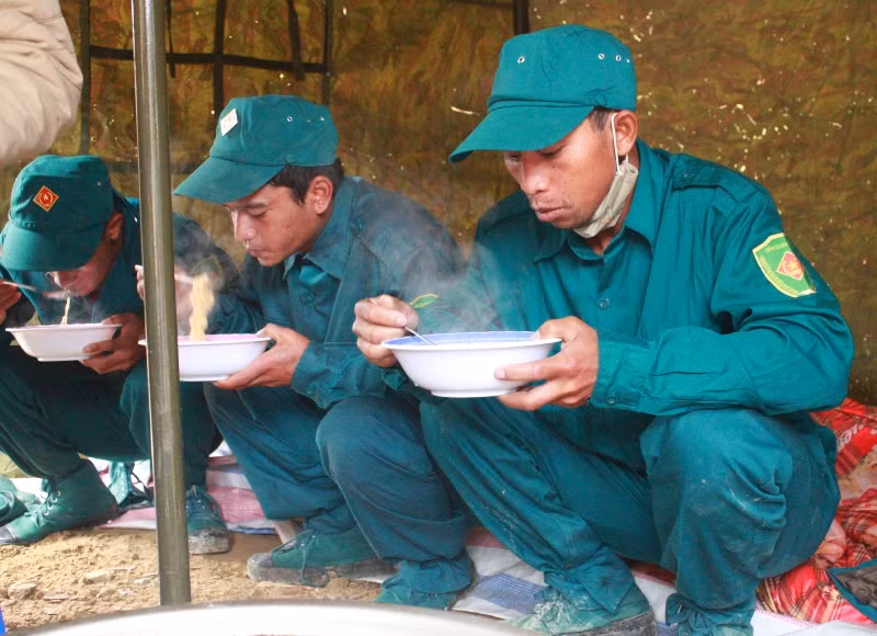 Mì tôm, bánh mì lót dạ cứu các nạn nhân bị mắc kẹt.