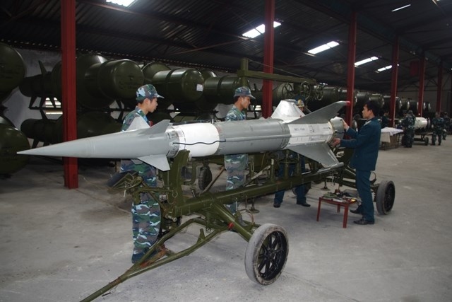 Hình ảnh Việt Nam lắp ráp tên lửa S-125-2TM ảnh 1 Hình ảnh Việt Nam lắp ráp tên lửa S-125-2TM