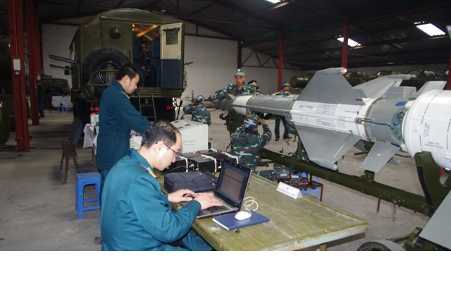 Hình ảnh Việt Nam lắp ráp tên lửa S-125-2TM ảnh 4 Hình ảnh Việt Nam lắp ráp tên lửa S-125-2TM