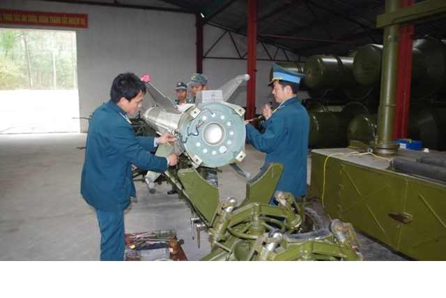 Hình ảnh Việt Nam lắp ráp tên lửa S-125-2TM ảnh 5 Hình ảnh Việt Nam lắp ráp tên lửa S-125-2TM